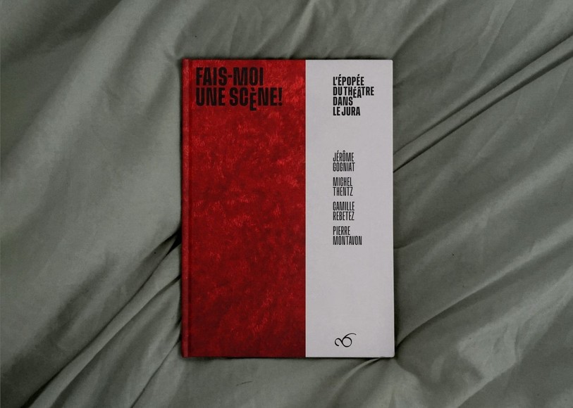 Le livre « Fais-moi une scène ! L’épopée du théâtre dans le Jura » revient sur l'histoire du théâtre dans la région» revient sur l'histoire du théâtre dans la région.