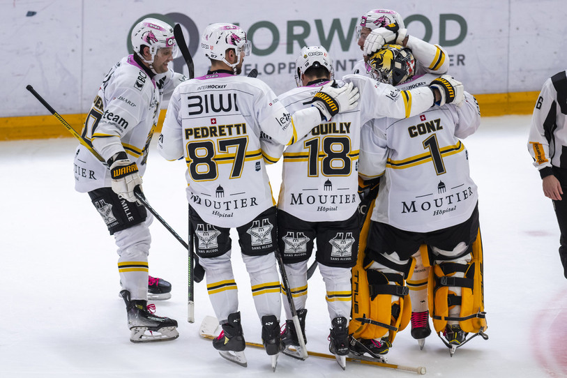 Heureux, le HC Ajoie vient de réaliser un gros coup sur la glace de Lausanne. (photo : KEYSTONE/Martial Trezzini)