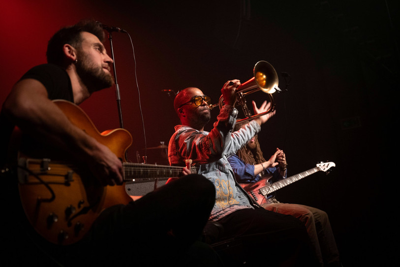 Au centre: le trompettiste Ludovic Louis. (Photo: Xavier Voirol / 1000Jazz Festival 2024.)