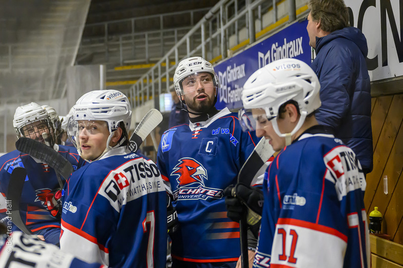 Le capitaine du HC Université Neuchâtel, Stéphane Morin (au centre), et ses coéquipiers veulent faire mieux cette saison. (Photo d'archives : Bertrand Pfaff)