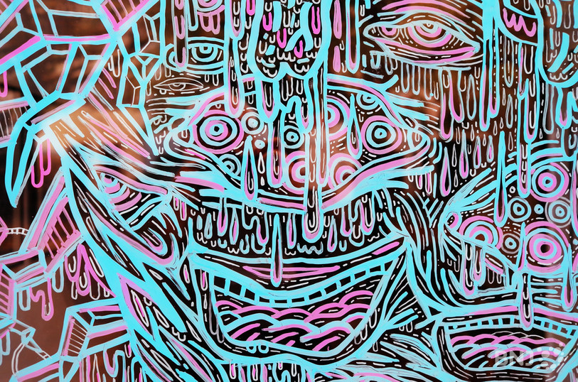 La création d’Yves Hänggi sur la vitrine de la Galerie d’Art Samia Artho.