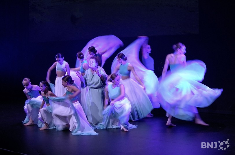 Raymonde Froidevaux entourée des danseuses de l'Atelier de Danse Joëlle Prince 