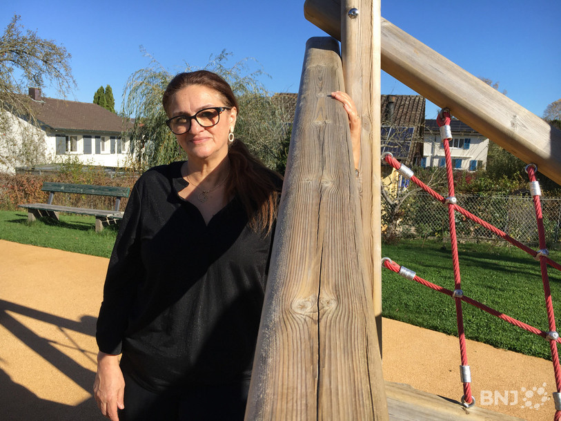 L'enseignante Fariba Khani en Iran est devenue auxiliaire à la Maison de l'enfance à Porrentruy.