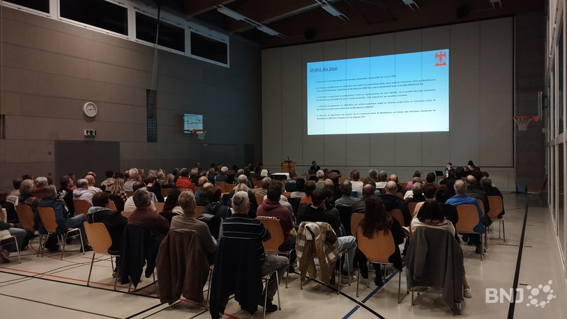 L'assemblée communale extraordinaire a attiré 108 citoyens lundi soir à la halle polyvalente de l'école.