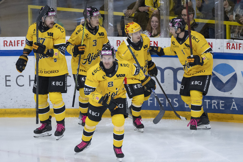 Philip-Michaël Devos (au centre) et la première ligne du HC Ajoie ont fait tomber Rapperswil. (Photo : Keystone Georgios Kefalas)