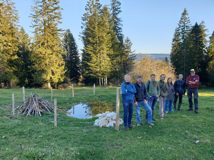 Les agriculteurs qui exploitent les terrains concernés par les aménagements biodiversité ont été associés à la démarche, comme Gilles Dubois (à droite). (Photo : Parc du Doubs).