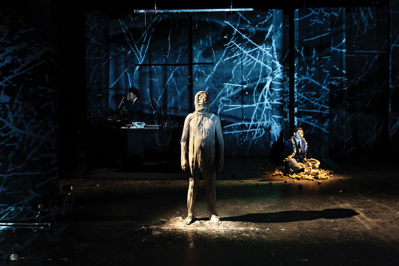 À la croisée du théâtre documentaire et de la performance, le spectacle « Fünf Exponate » questionne l’héritage colonial de nos comportements actuels. (Crédits photo : Gianmarco Bresadola)