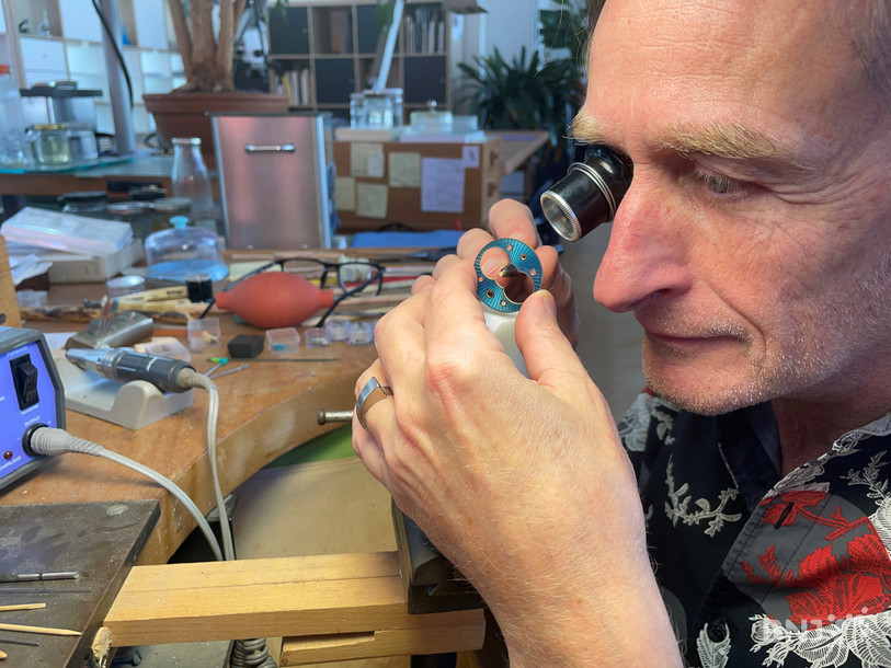 Le savoir-faire de Christian Laufer et des autres collaborateurs de l’atelier Arrigoni-Laufer est à découvrir à l’occasion de la Biennale du patrimoine horloger.