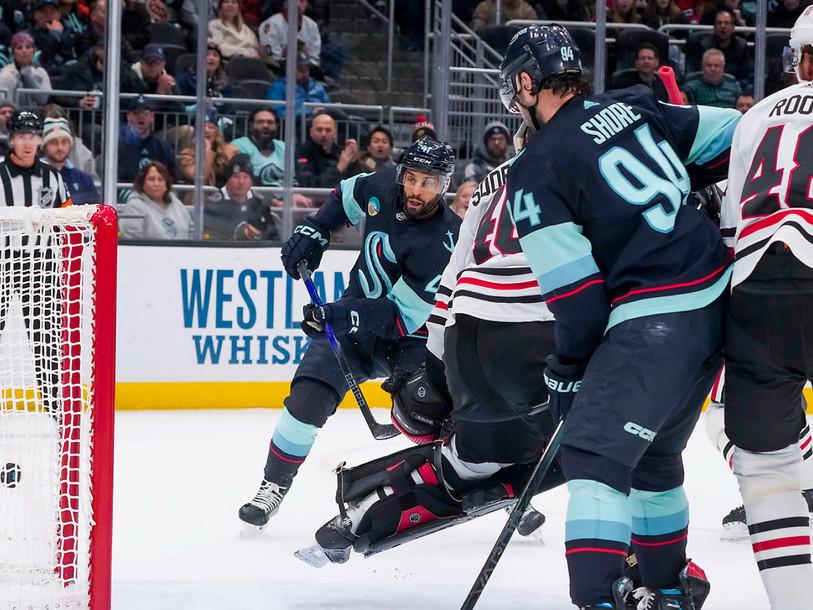Le HC Ajoie pourra compter sur un nouvel étranger, Pierre-Edouard Bellemare ici sous le maillot du Kraken, et sur un nouvel entraîneur. (Photo: KEYSTONE / AP / Lindsey Wasson).