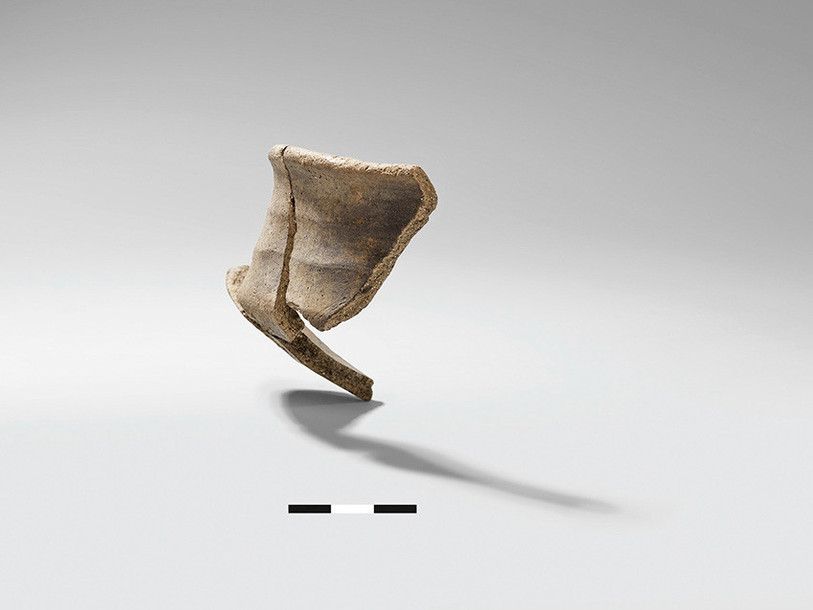 Fragments d’un récipient en céramique à cannelures, trouvé dans la zone de fouilles. (Crédits : Service archéologique du canton de Berne, Roger Grisiger)