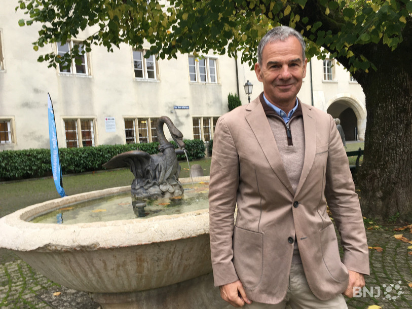 René Prêtre n'a pas déposé le scalpel et le bistouri, loin s'en faut.