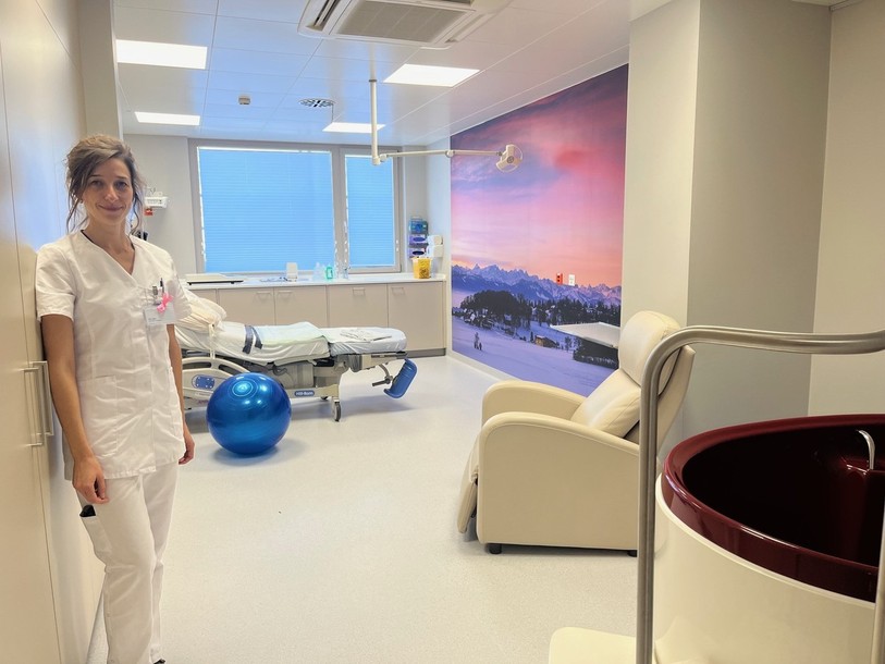 Astrid Aubin, sage-femme, cheffe de l’unité obstétrique et gynécologie de l’hôpital de St-Imier, dans l’une des trois salles d’accouchement, avec piscine et fresque murale, pour aider à la relaxation.