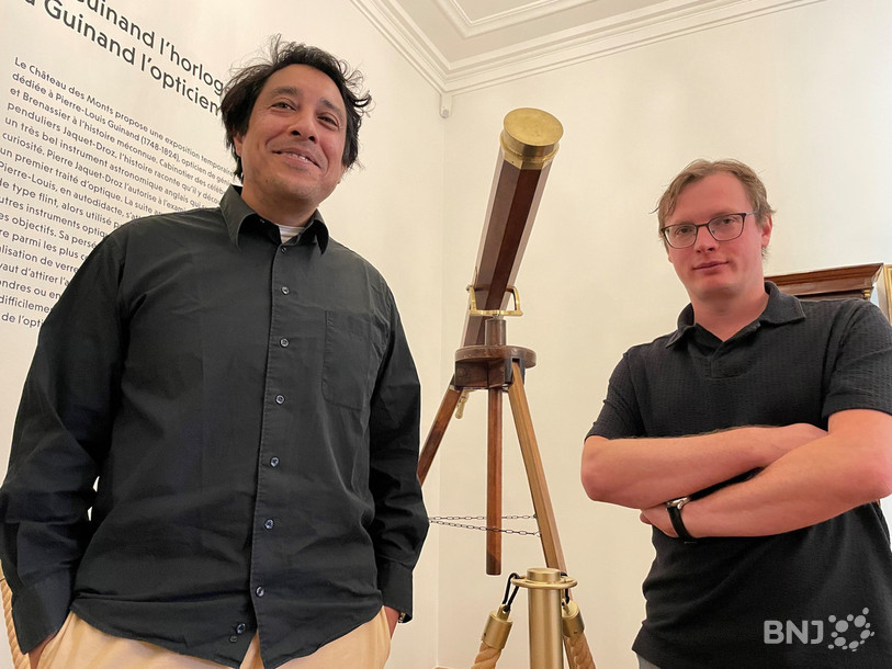 Le conservateur du Musée d'horlogerie du Locle Morghan Mootoosamy et l'historien Julien Gressot, commissaire de l'exposition sur Pierre-Louis Guinand.