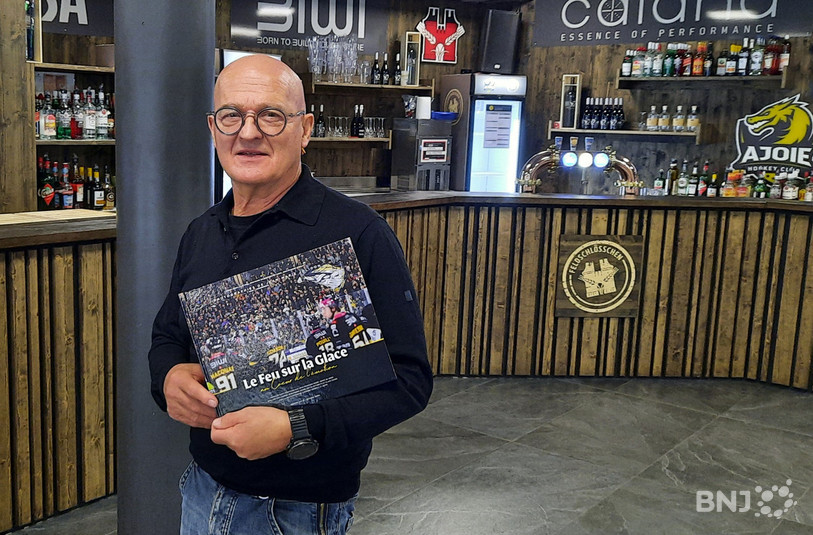 Jean-Marie Jolidon pose avec son ouvrage.