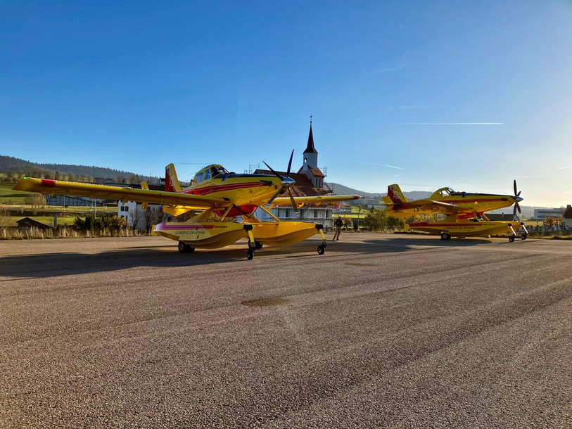 Deux des trois bombardiers d'eau arrivés aux Eplatures (photo : Aéroport des Eplatures).