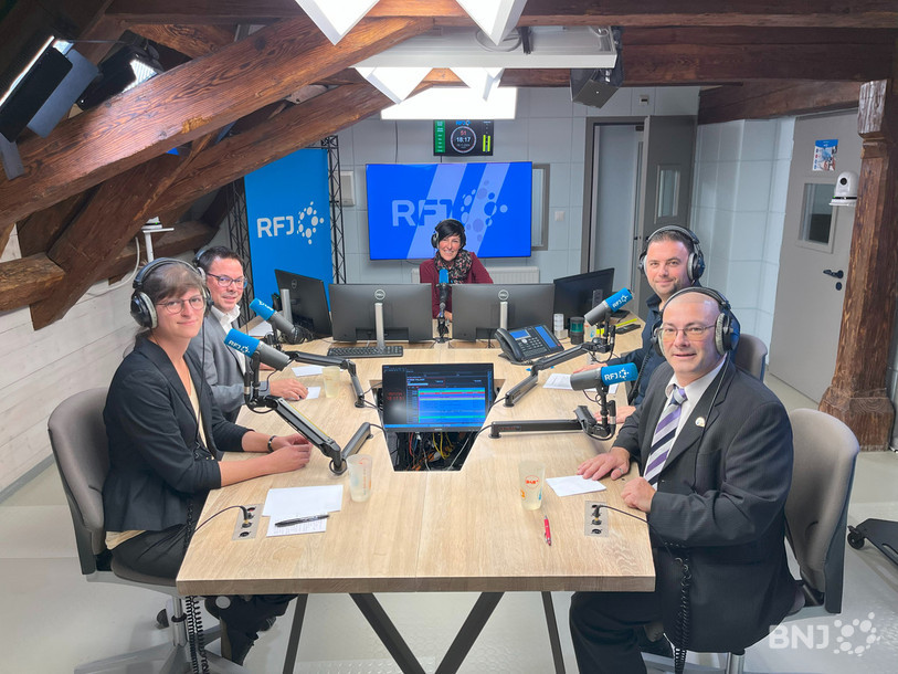 Les candidats au Gouvernement jurassien Pauline Godat, Stéphane Theurillat et Pascal Prince dans le studio de RFJ.