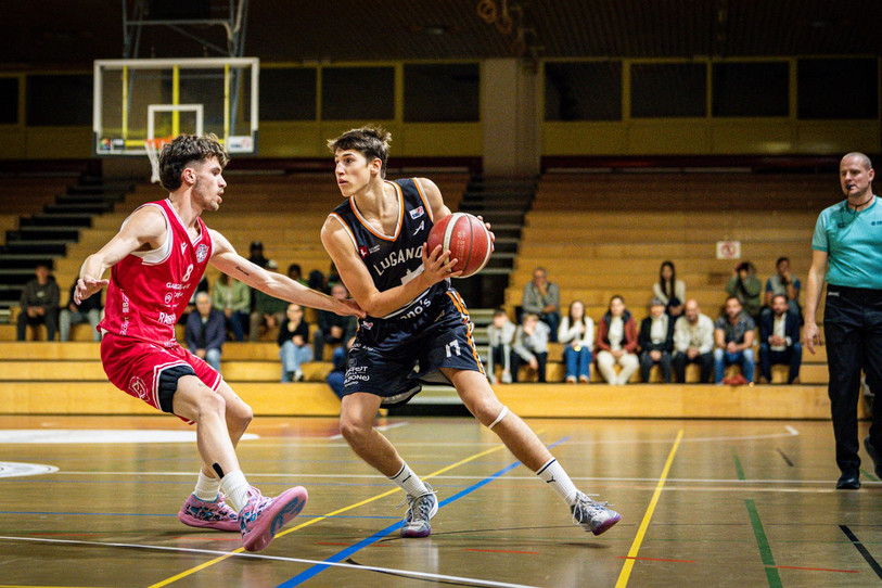Simon Ducommun (en rouge) et le BC Boncourt sont passés tout près de leur deuxième victoire de la saison. (Photo : archives Stéphane Bée).
