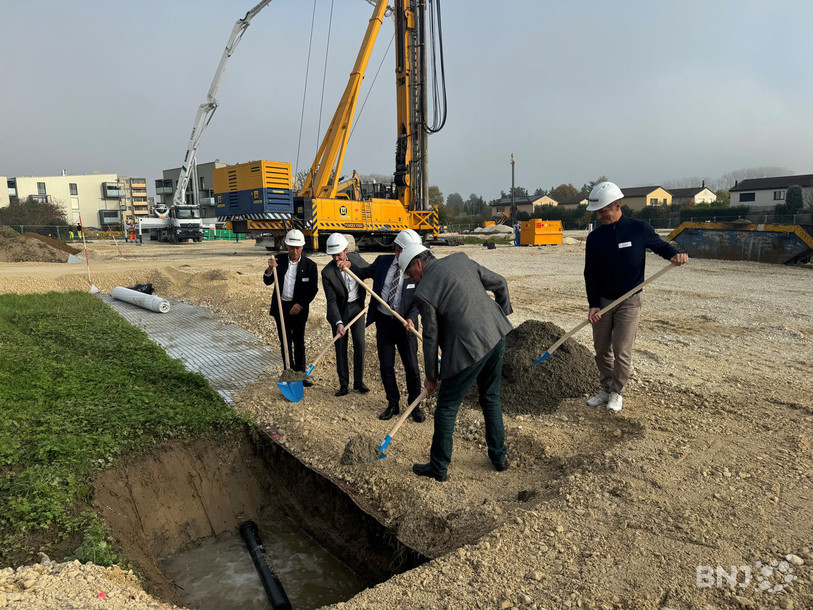 Parmi les personnes venues poser la première pierre du quartier, l'architecte en charge du projet, Pierre Liechti, le conseiller d'État neuchâtelois, Alain Ribaux et le président de la commune du Landeron, Roland Spring, ont pris part à ce moment symbolique.