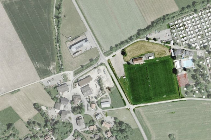 En foncé sur la photo : le site où doit s'implanter le projet à Lignières. (Image : Atelier Oppliger).