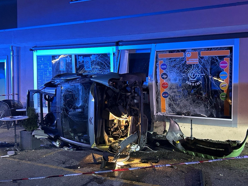 L'automobiliste a perdu la maîtrise de son véhicule et a heurté une façade à Corcelles. (Photo : Police neuchâteloise).