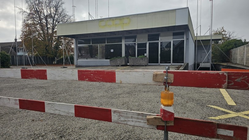 Les traces de l'enseigne de l'ancienne Coop sont encore visibles sur la façade du vétuste bâtiment.