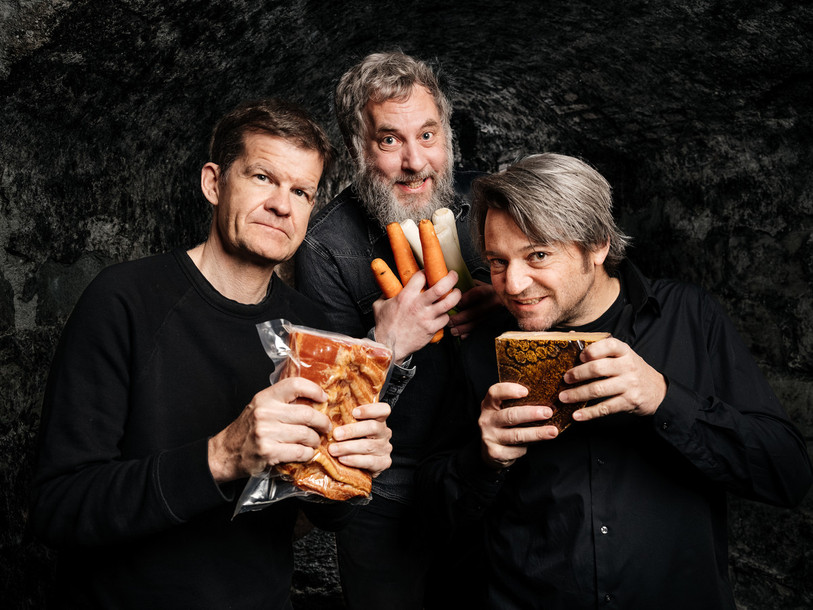 Les trois comédiens ont questionné avec humour notre rapport à l'alimentation. De g. à d. Marc Donnet-Monay, Philippe Soltermann et Vincent Rime. (Photo : Guillaume Perret).