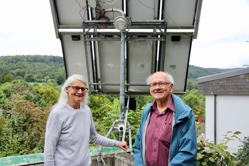 Sigrid Jeanneret gère le panneau solaire amovible. Deux à quatre fois par jour, selon la saison, elle l’oriente en fonction de la position du soleil. (Photo : Nicole Hager)