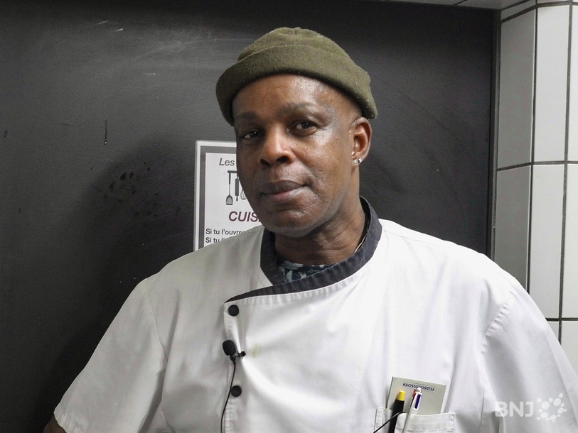 Patrick Tin dans sa cuisine où se préparent ses menus des Antiles.

