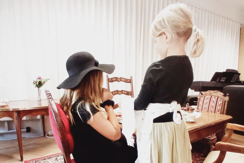 L'Exploratoire invite les jeunes enfants à s'amuser et à imaginer divers scénarios avec des objets du quotidien. (Photo: Association neuchâteloise de la promotion artistique et culturelle pour les 0-6 ans)