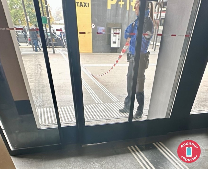 Déploiement de police conséquent samedi après-midi en gare de Neuchâtel. Photo : auditeur-reporter.