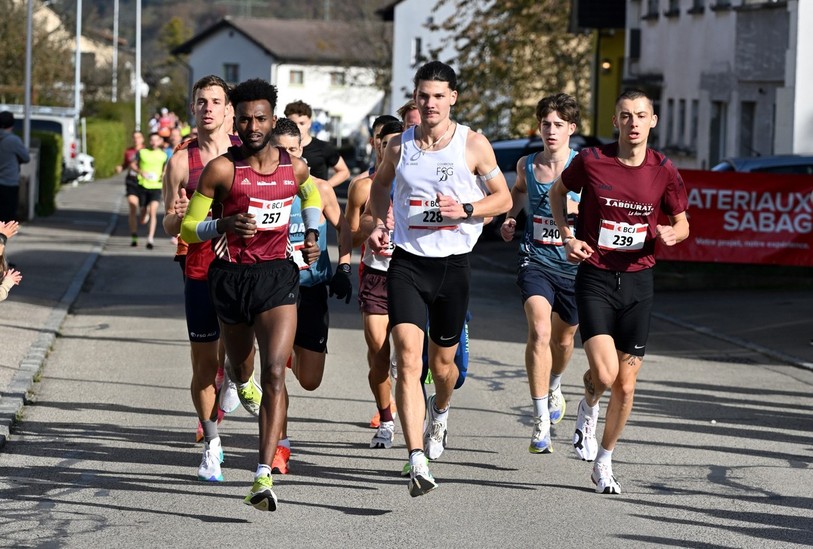 Samuel Afewerki (ici à gauche lors des Foulées de l'Arcom à Bassecourt) a dominé la première étape du BCJ Challenge à Boécourt. (Photo : archives Georges Henz)