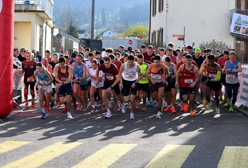 Un beau peloton a pris le départ des Foulées de l'ARCOM. (Photo: Georges Henz).