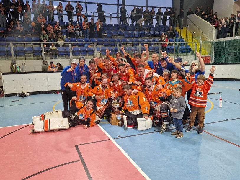 Le SHC Rossemaison célèbre le 11e titre de champion de Suisse de son histoire. (Photo: Gaël Comment)