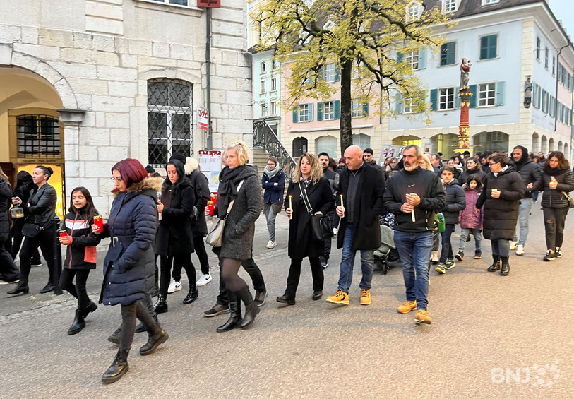 Les participants ont défilé avec des bougies et des lanternes.