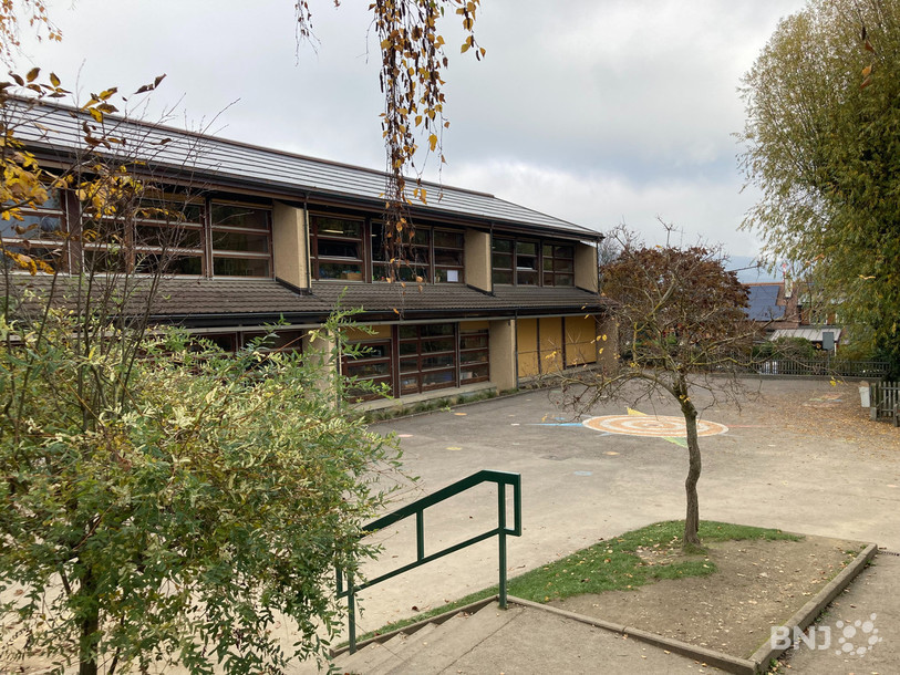 L'actuelle cour d'école sera davantage végétalisée à l'avenir, si le projet passe la rampe du législatif.
