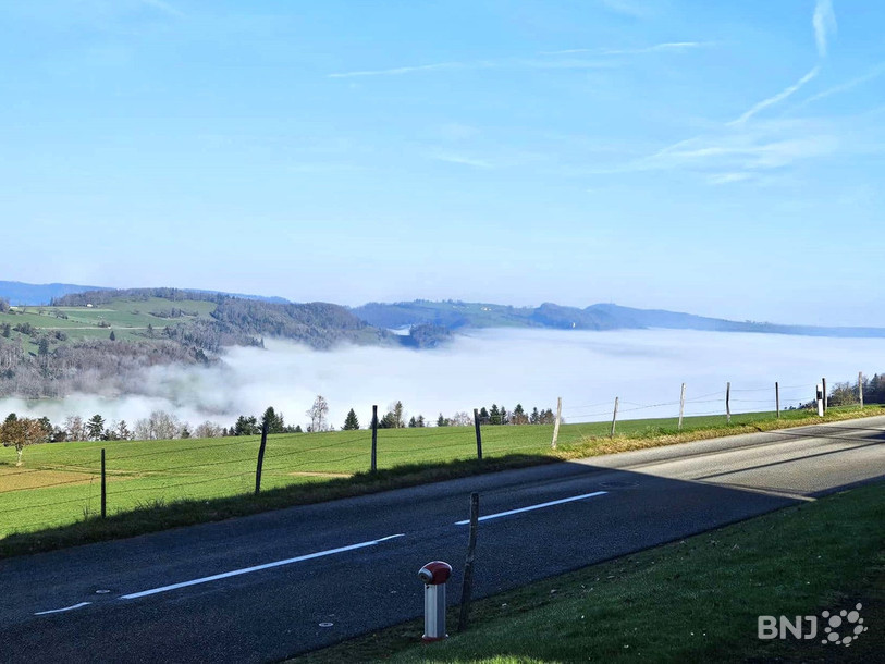 Un exemple typique de la mer de brouillard immortalisée depuis les contrées qui lui sourient au nez.