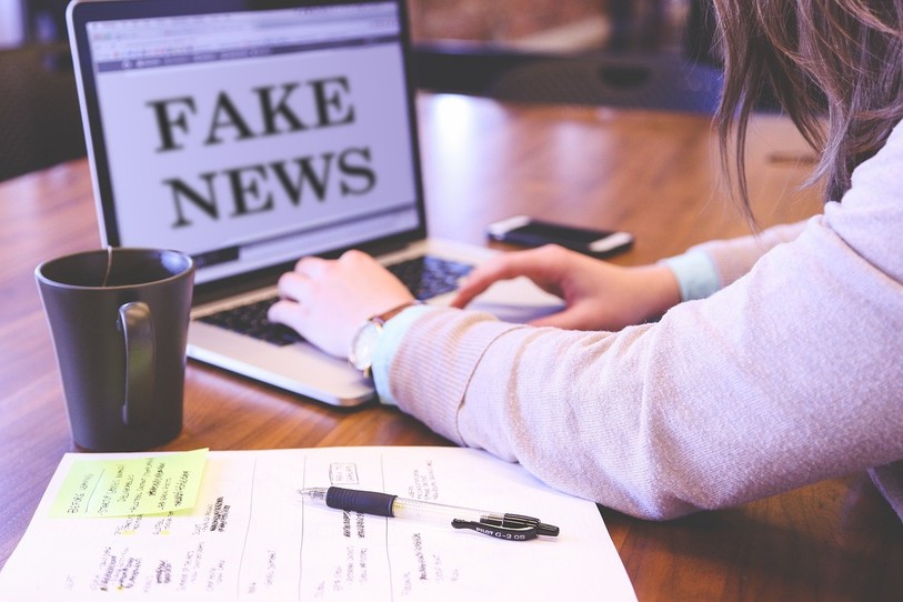 Savoir analyser et questionner l’information est devenu une nécessité dans un monde saturé de contenus, selon Tom Bühlmann, journaliste à RJB.