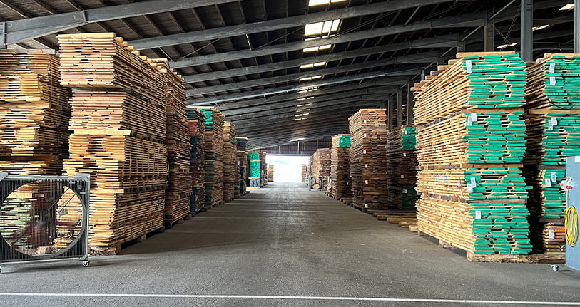 Stockage et sèchage du bois dans l'unité de production de Team 7 en Autriche