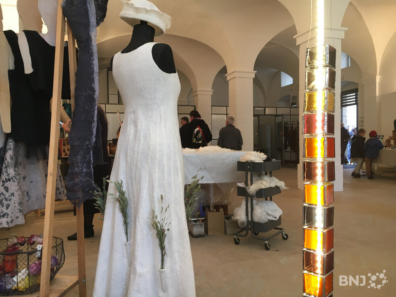 Vêtements en feutre, vitraux, objets en cuir, bijoux et poterie sont exposés lors du Marché de Saint-Martin.