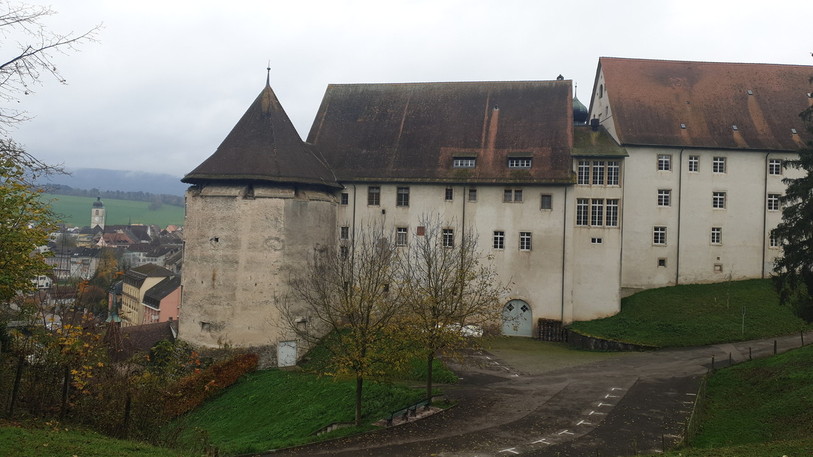 Le Tribunal fédéral a rejeté le recours d'un Macédonien du Nord qui réclamait près de 81'900 francs pour son séjour dans les prisons de Porrentruy et de Delémont.