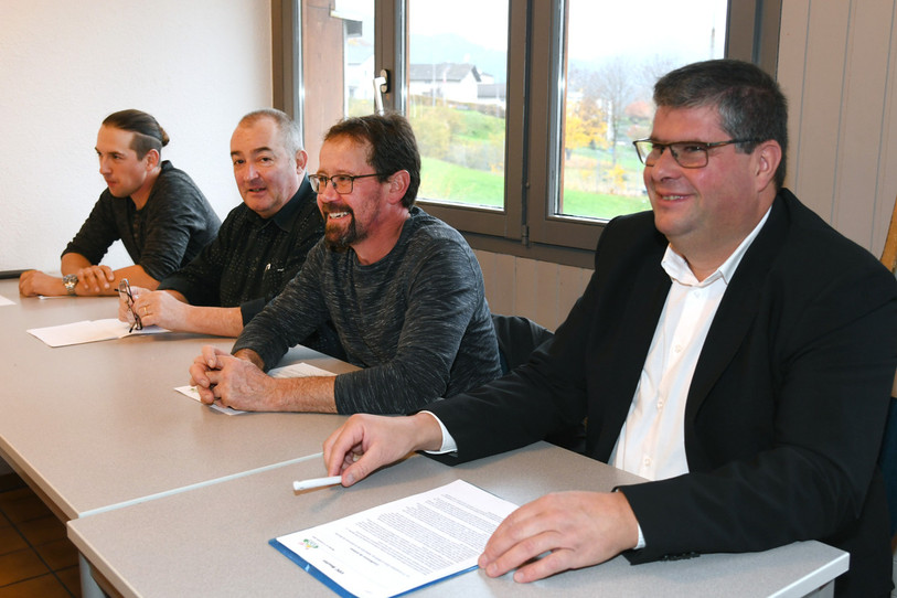 L'UDC Moutier et l'UDC Jura voient leur rapprochement avec sérénité et ambition. De gauche à droite : les Prévôtois Stéphane Girardin, Jean-Jacques Clémençon et Francis Carnal, puis le président de l'UDC Jura Alain Koller. (Photo : Stéphane Gerber).