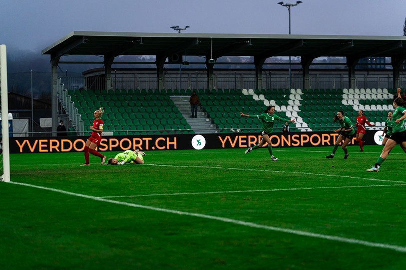 Ilona Guede Redondo (au centre) célèbre son but contre Thoune en Coupe de Suisse. (Photo : libsvisuals)