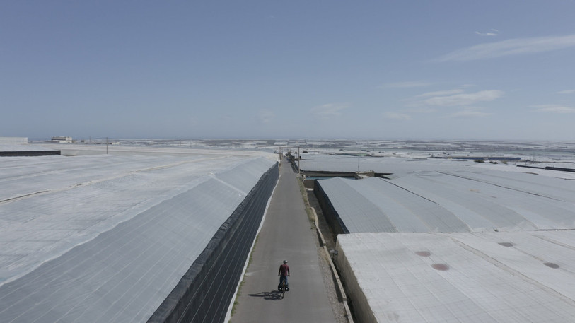 Dans « un monde sous vide », Fabien, jeune Veveysan, parcourt 8000 km à vélo du Nord au Sud de l’Europe en donnant la parole à celles et ceux qui cherchent à libérer la planète du plastique. (Crédits photos : Hervé Pfister)