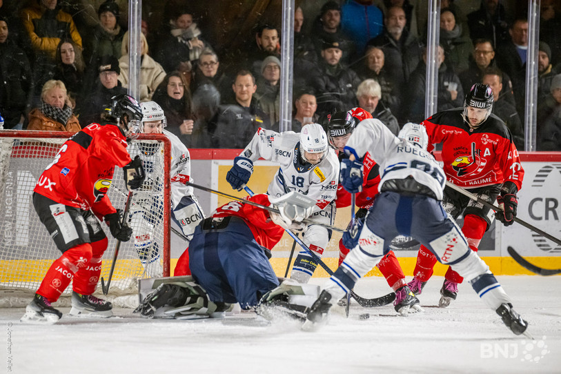 L'attaque du HC La Chaux-de-Fonds a souvent mis en difficulté Hugo Cerviño et la défense du HC Franches-Montagnes. (Photo : Jonathan Vallat)