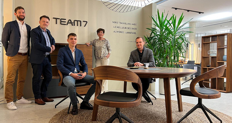 Équipe de Villat Meubles devant le studio Team 7 à Delémont