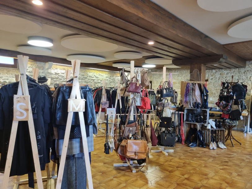 Plus de 2'500 articles orneront les présentoirs du vide-dressing de Saignelégier. (Photo : Sylvine Boillat).