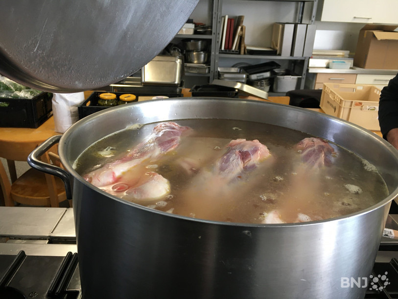 La viande va mijoter de longues heures avant d'être transformée en pâté de tête.