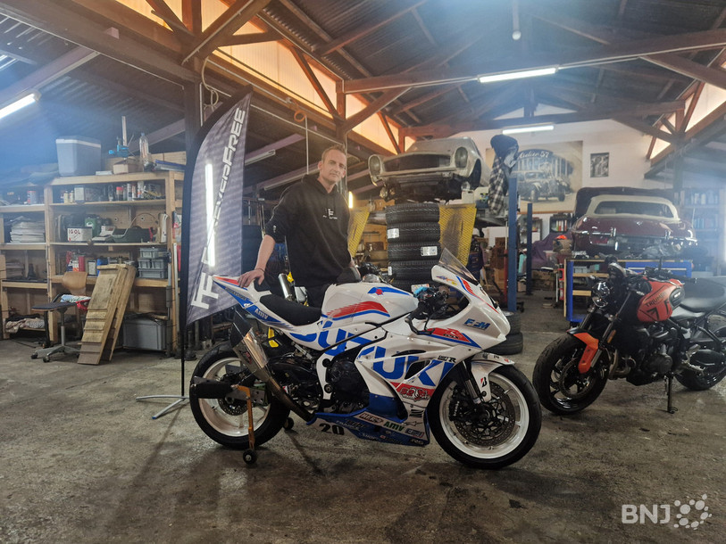 Maxime Pugin et la dernière moto qu'il a équipée avec son système d'équilibre pour les personnes touchées par un handicap.