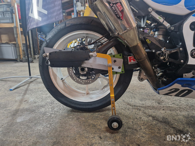 Le système de Maxime Pugin avec ForeverFree: des petites roues rétractables qui peuvent être installées sur plusieurs types de motos.