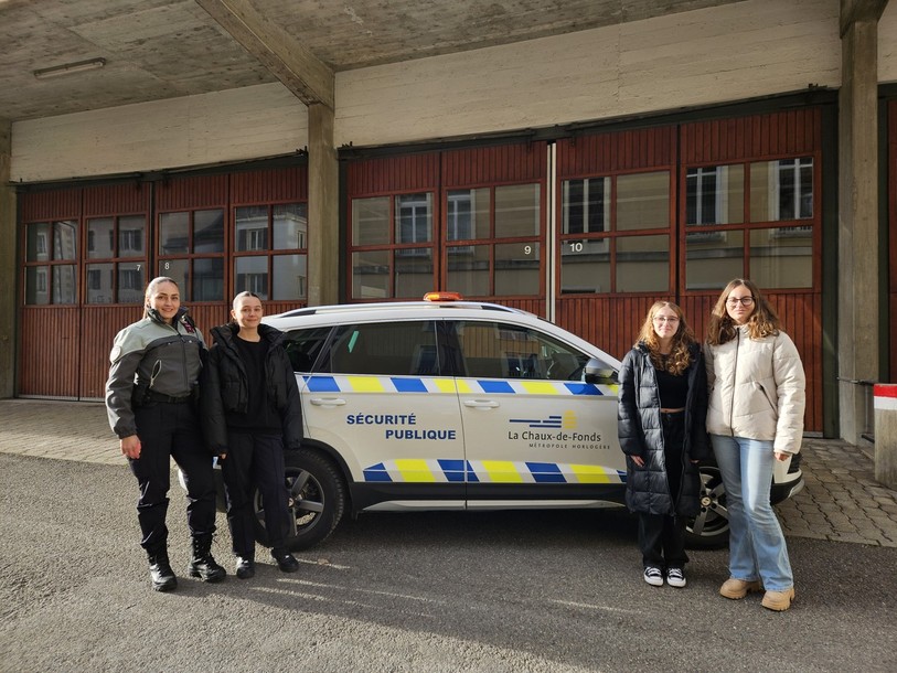 Les trois jeunes filles ont découvert ce jeudi les métiers de la sécurité publique avec l'agente Lindita Hajda.
